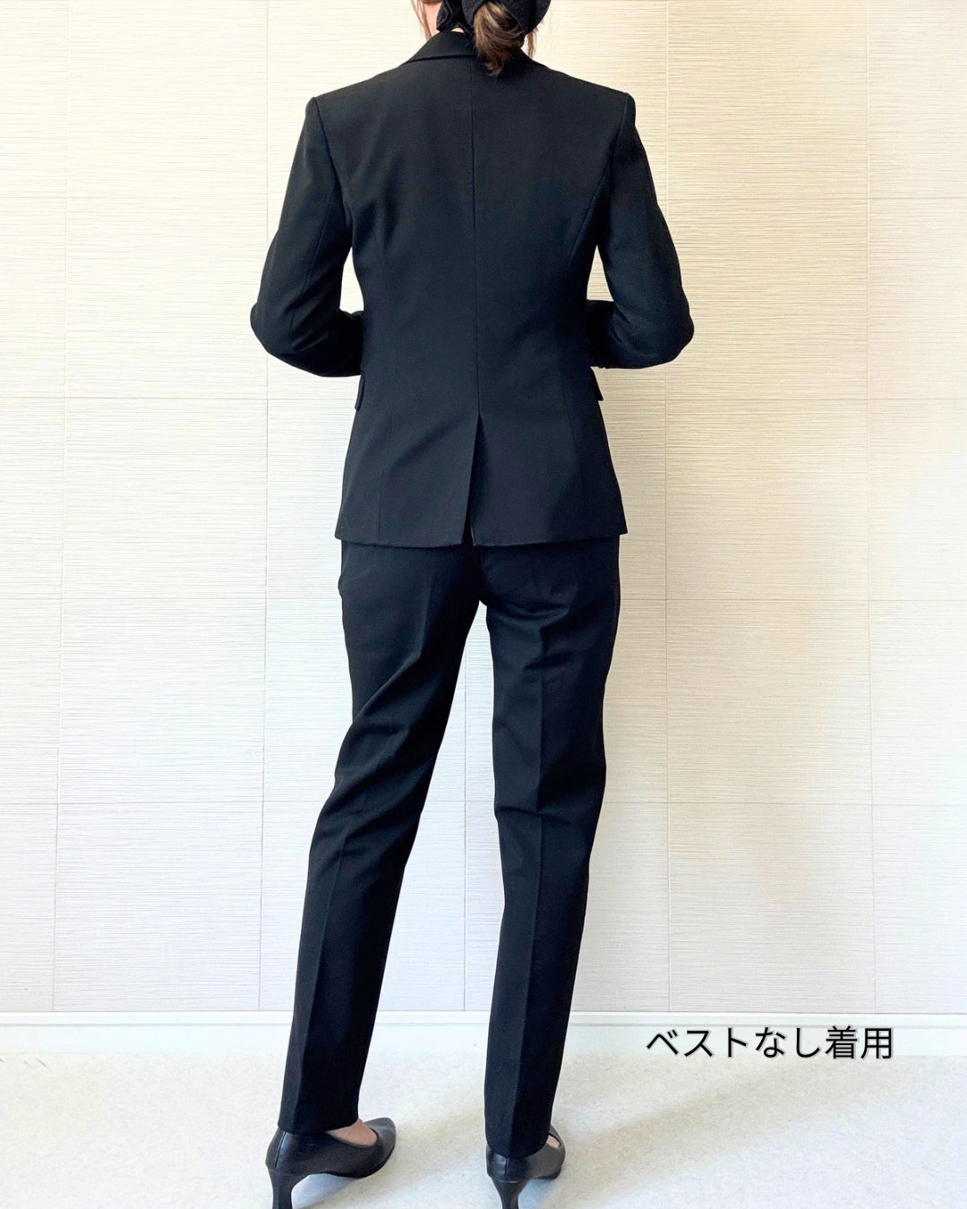 中綿ベスト付きセットアップスーツのベストなし後ろ姿