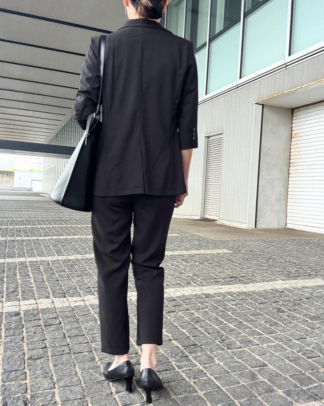 七分丈セットアップの全身後ろ姿