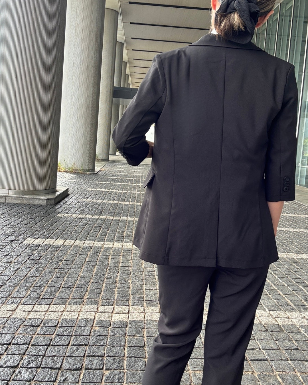 七分丈セットアップのジャケット後ろ姿