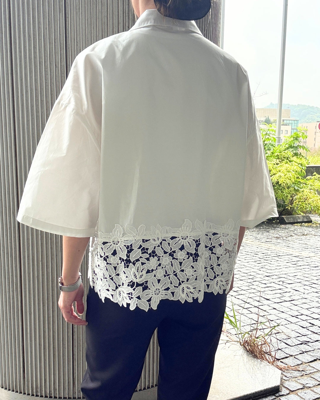 レースデザインオーバーシャツの背面