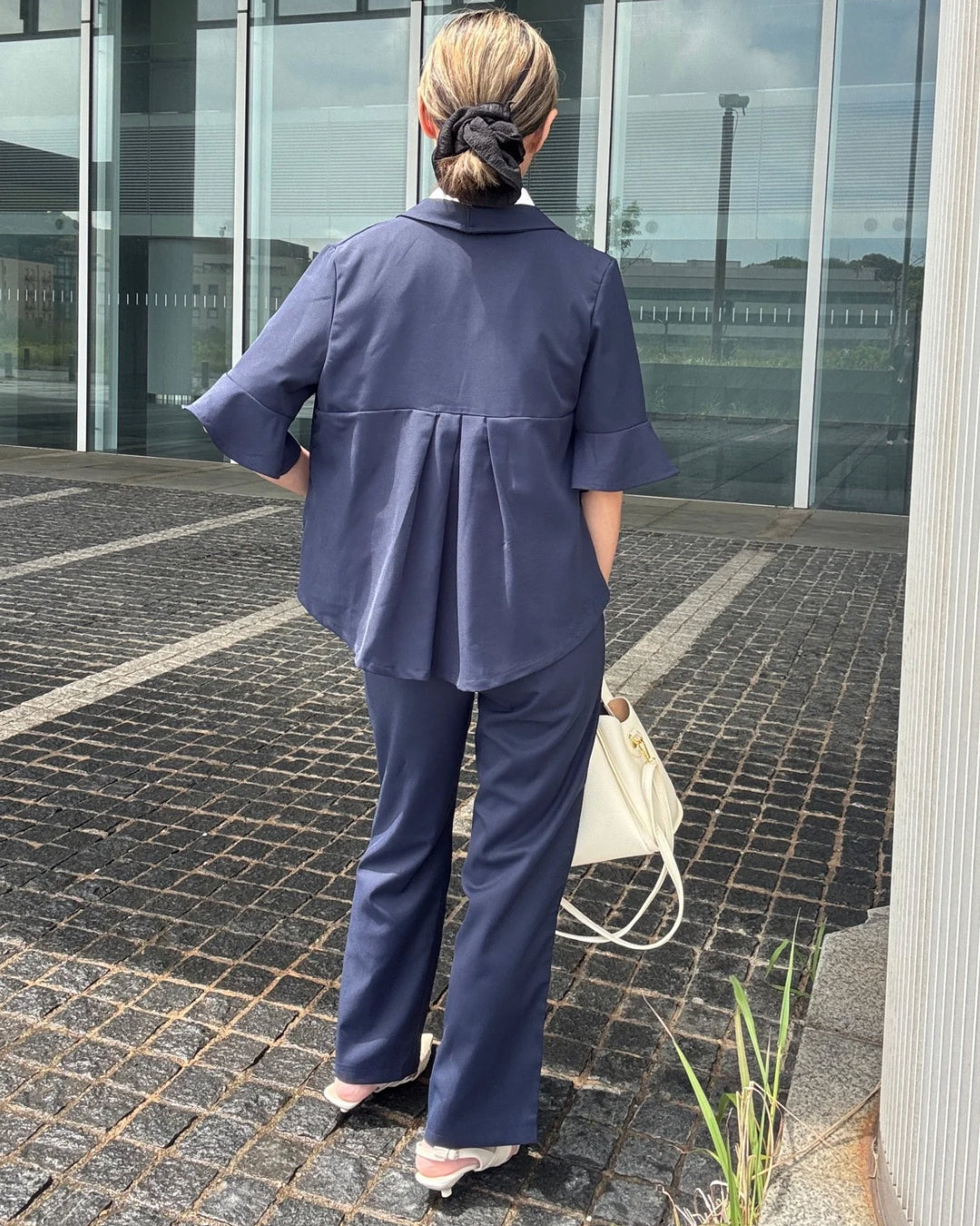軽やかストレッチセットアップの後ろ姿