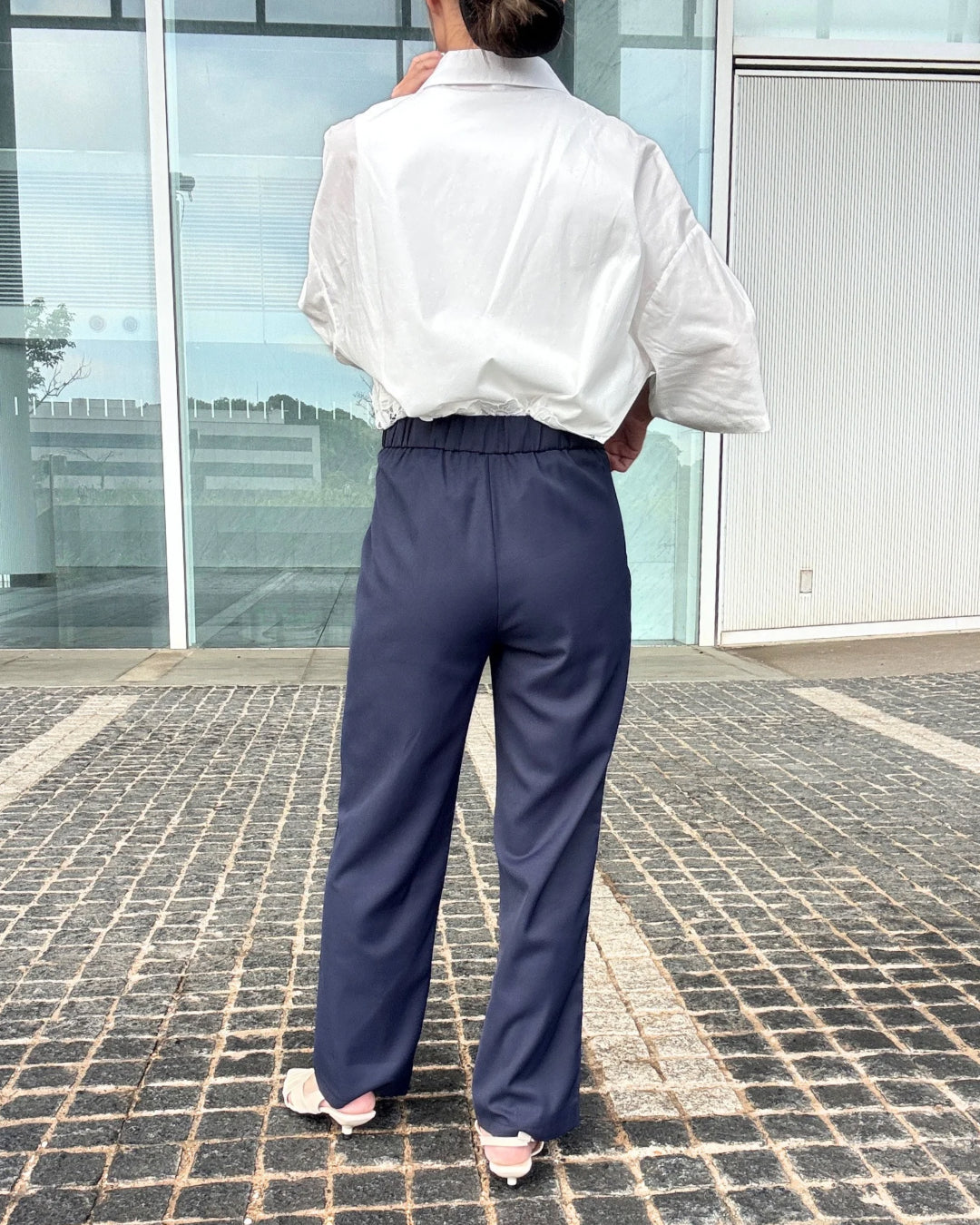 軽やかストレッチセットアップのパンツ背面